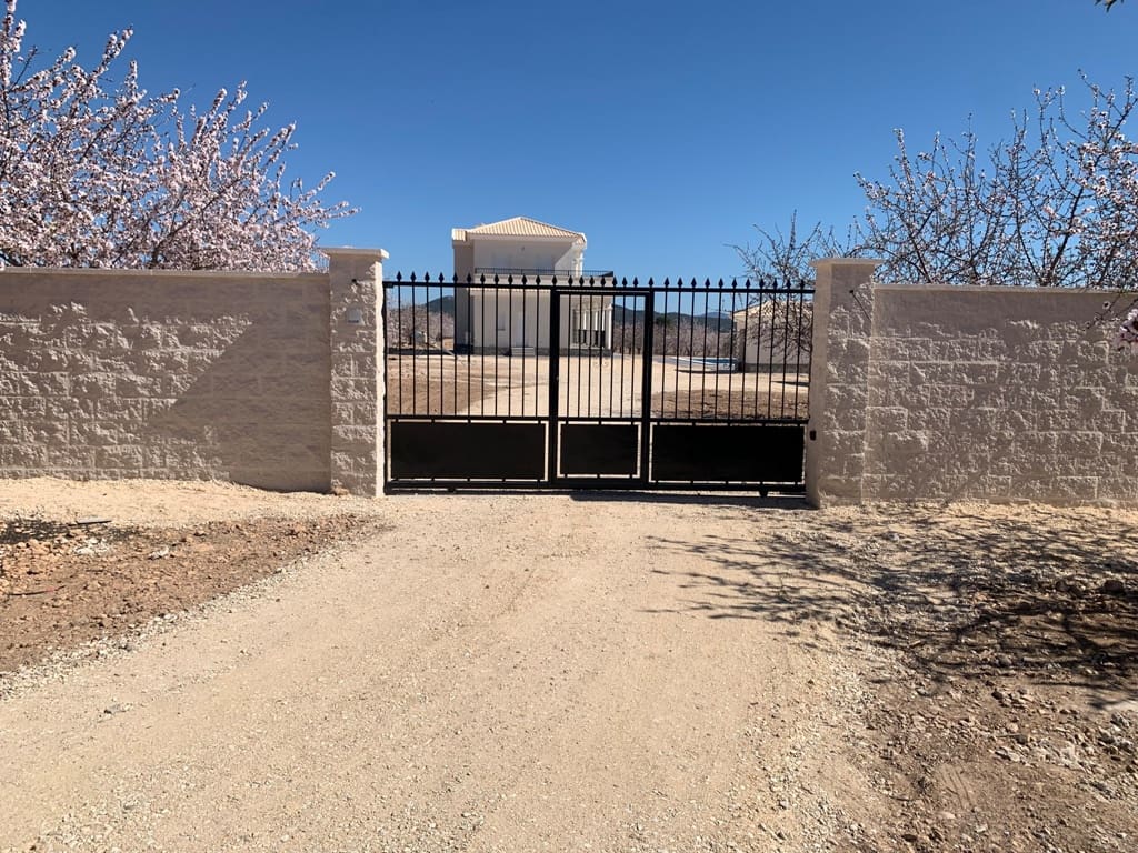 4 bedroom Villa for sale in Pinoso with pool - € 401,000 (Ref: 8463083)