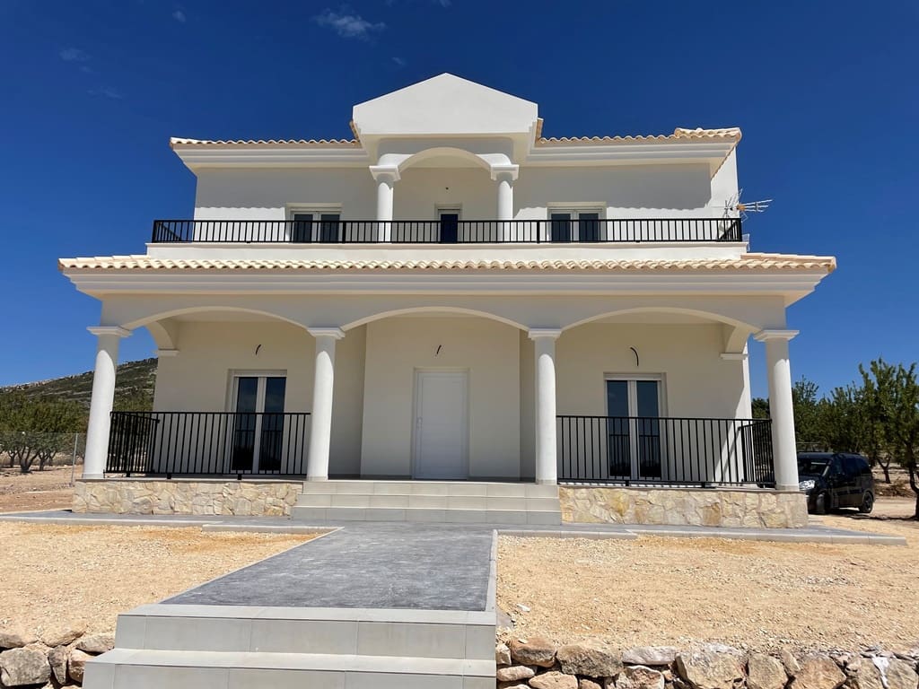 4 bedroom Villa for sale in Pinoso with pool - € 357,000 (Ref: 8463085)