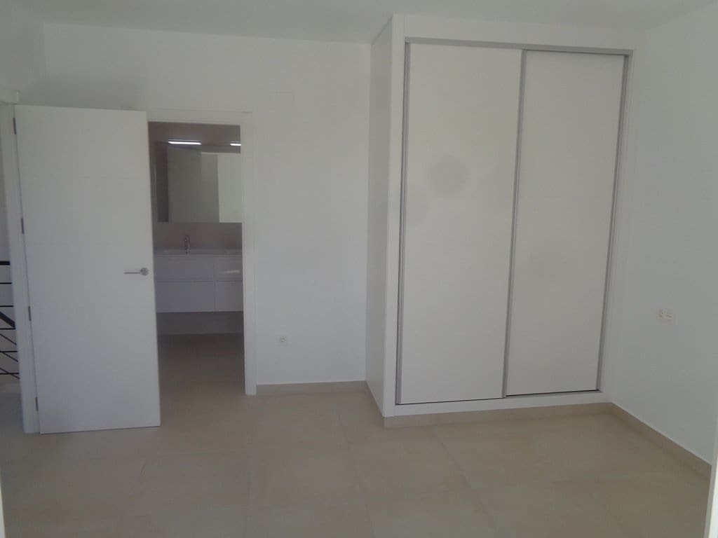 4 bedroom Villa for sale in Pinoso with pool - € 397,000 (Ref: 8463085)