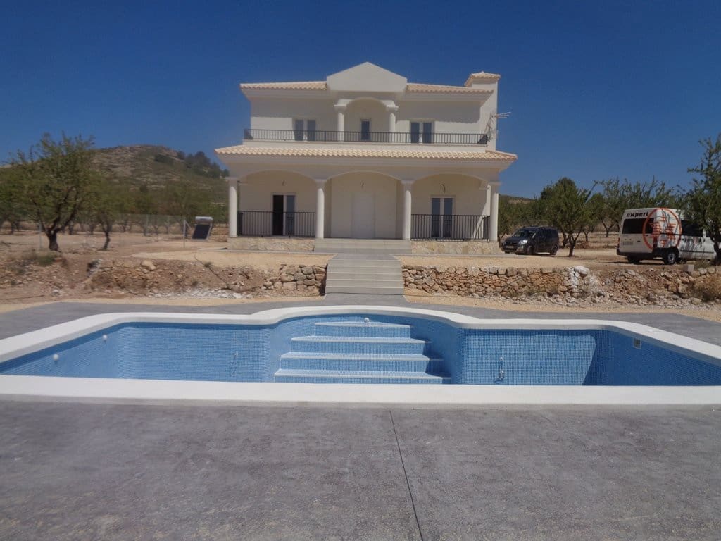 4 bedroom Villa for sale in Pinoso with pool - € 397,000 (Ref: 8463085)