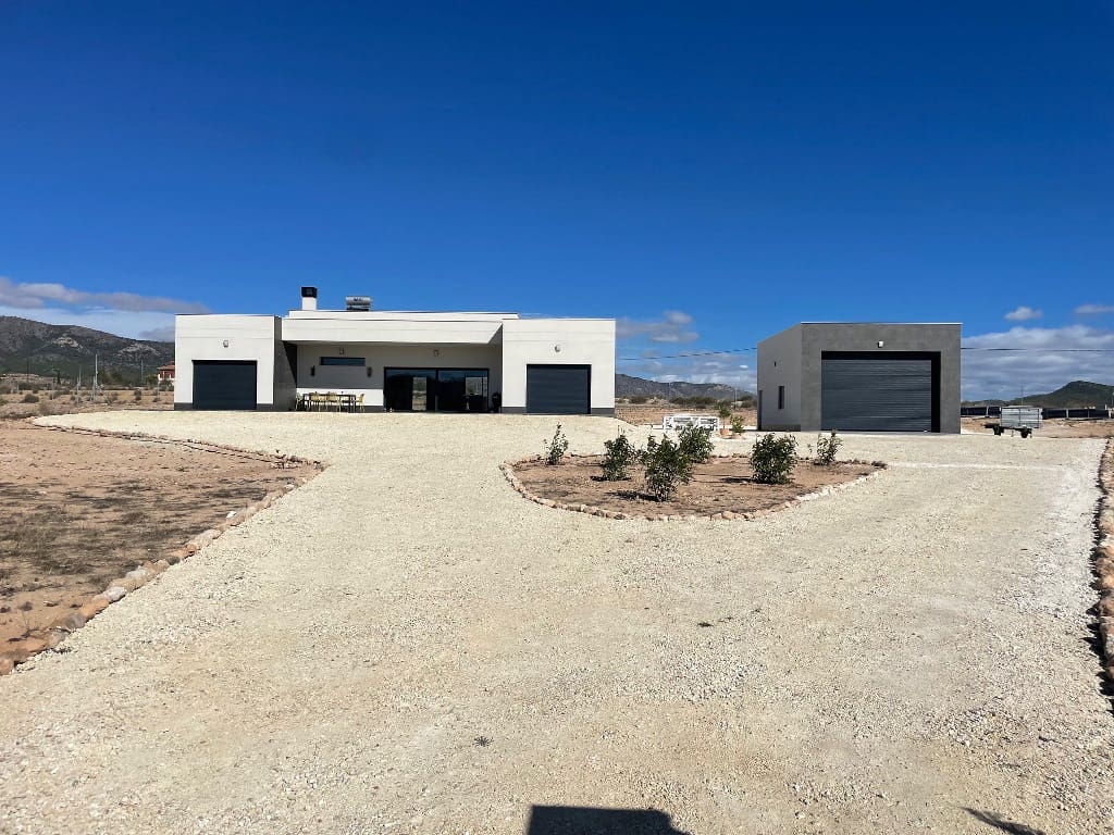 Chalet de 4 habitaciones en Pinoso en venta con piscina - 389.000 € (Ref: 8463087)