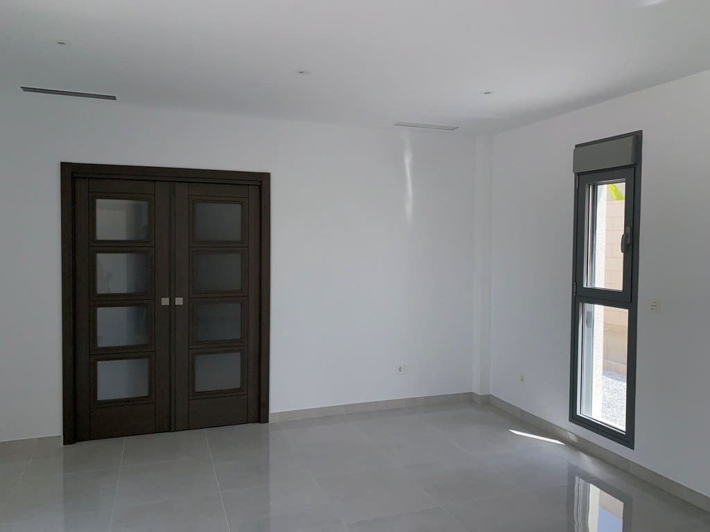 4 bedroom Villa for sale in Pinoso with pool - € 436,000 (Ref: 8463087)