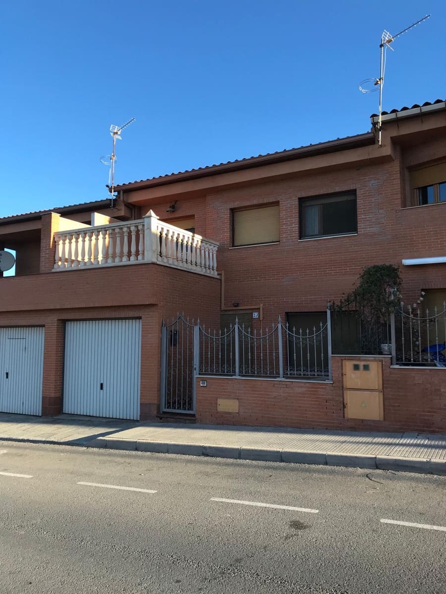4 bedroom Townhouse for sale in Pinoso with pool - € 168,000 (Ref: 8463089)