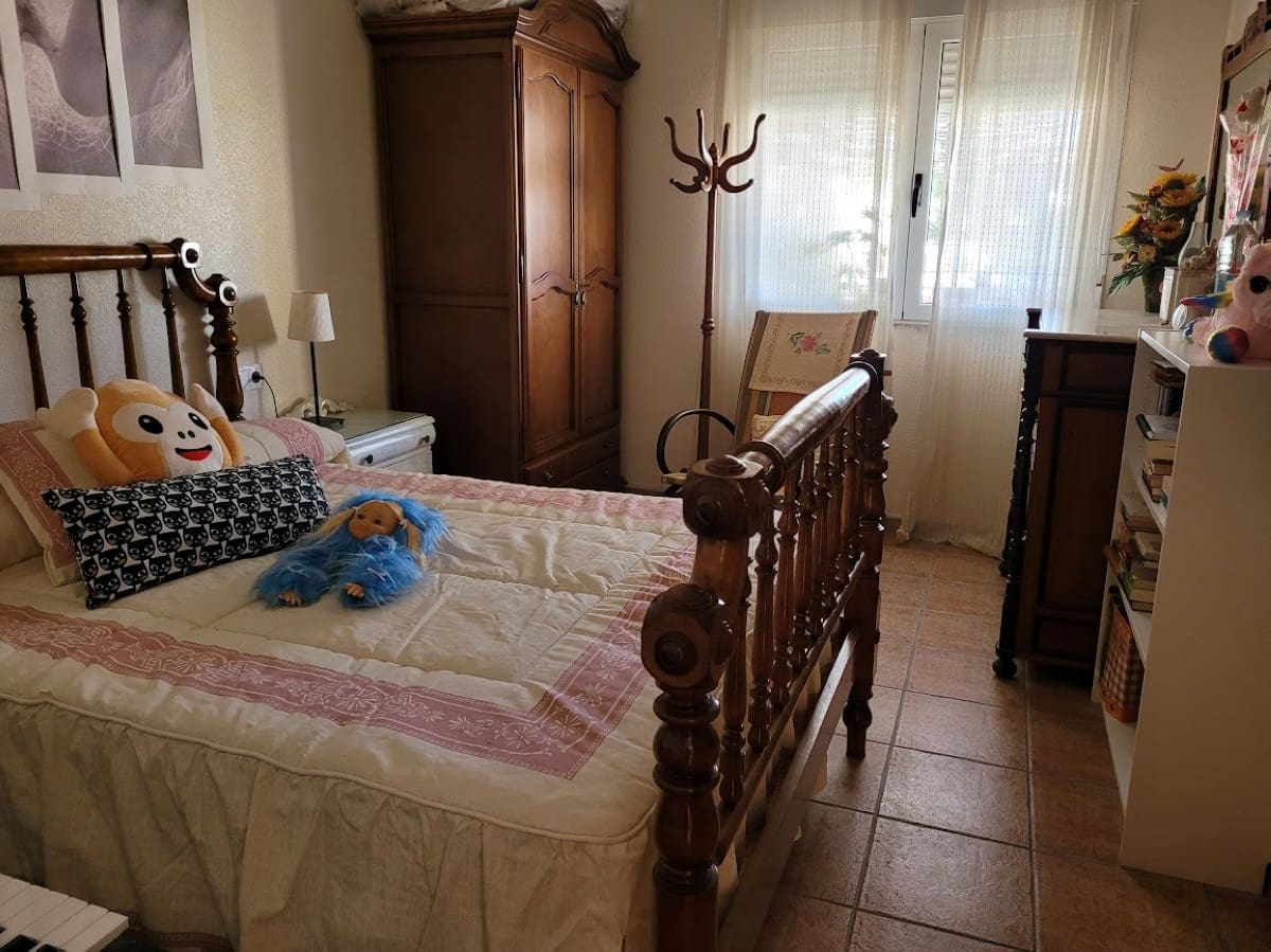 5 bedroom Townhouse for sale in Pinoso with pool - € 125,000 (Ref: 8524122)