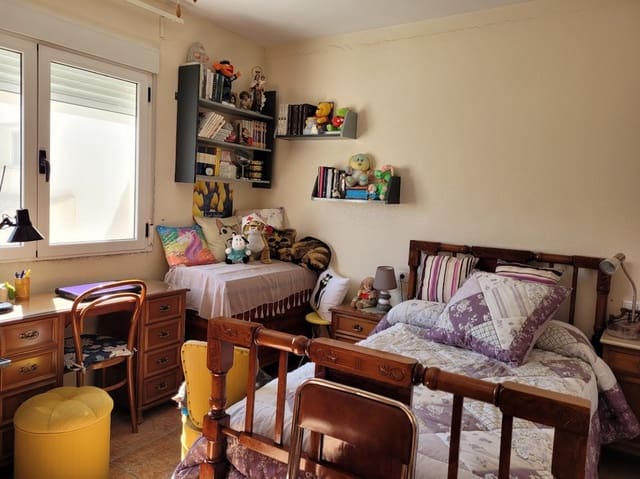 5 soveværelse Byhus til salg i Pinoso med swimmingpool - € 125.000 (Ref: 8524122)