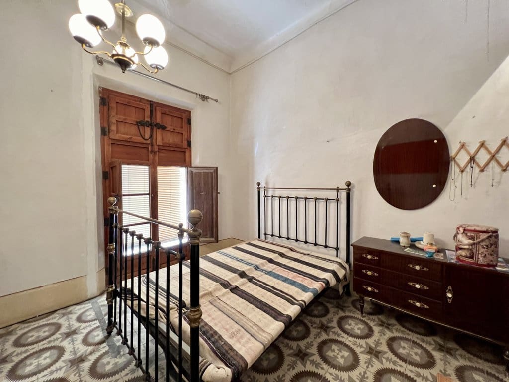 5 bedroom Townhouse for sale in Pinoso with pool - € 90,000 (Ref: 8585432)