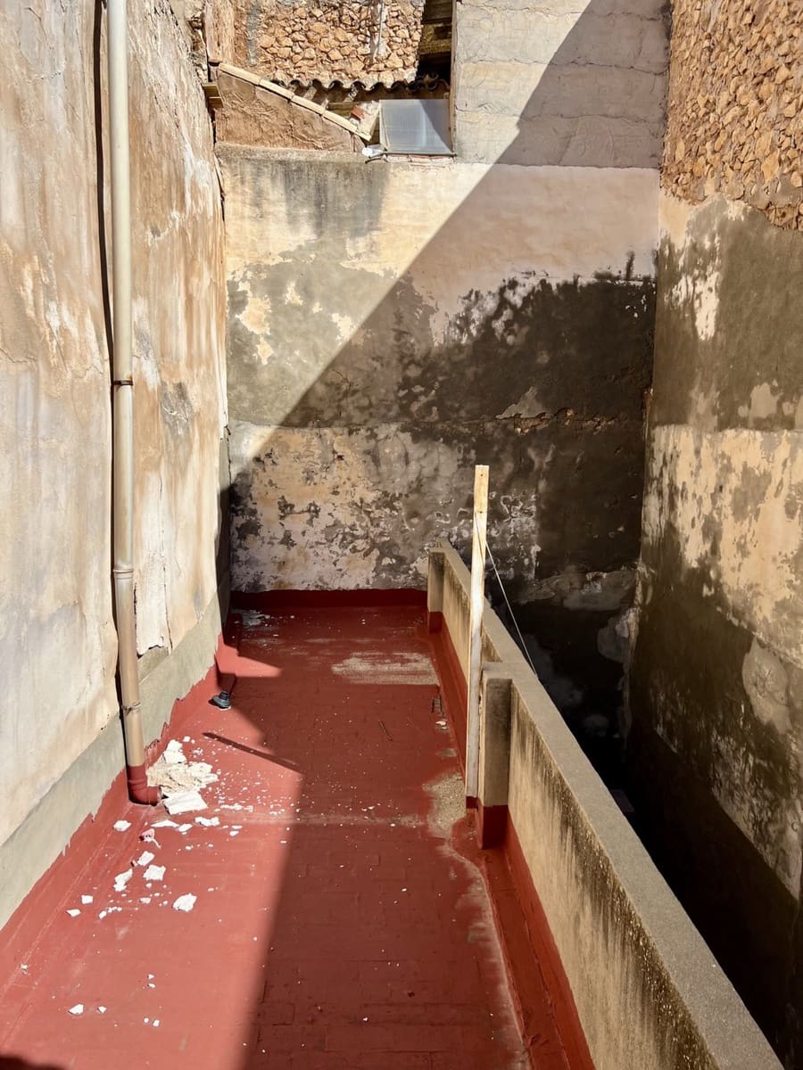 5 bedroom Townhouse for sale in Pinoso with pool - € 90,000 (Ref: 8585432)