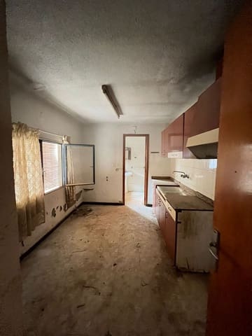 3 soveværelse Byhus til salg i Pinoso med swimmingpool - € 60.000 (Ref: 8585666)