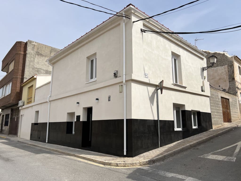 5 soveværelse Byhus til salg i Pinoso med swimmingpool - € 195.000 (Ref: 8585667)