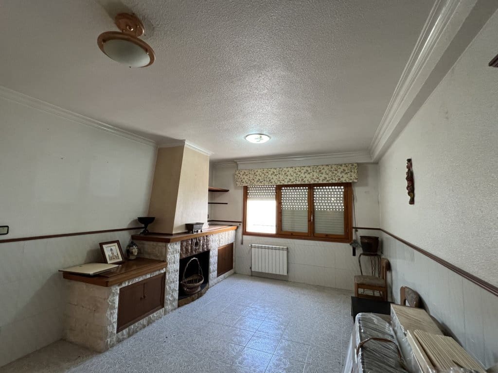 3 bedroom Townhouse for sale in Pinoso with pool - € 105,000 (Ref: 8669106)