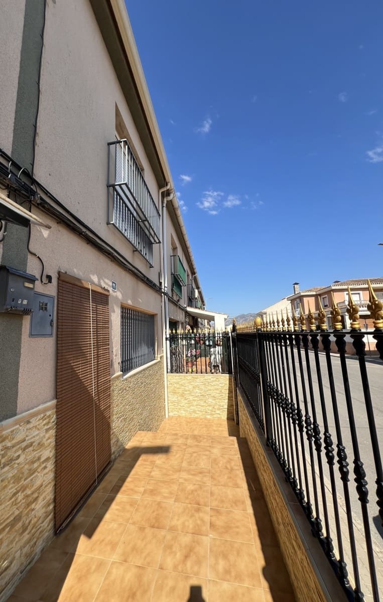 3 bedroom Townhouse for sale in Pinoso with pool - € 105,000 (Ref: 8669106)