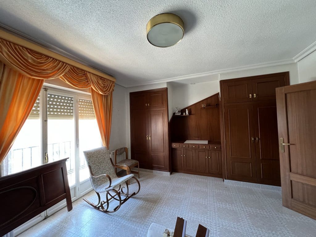 3 bedroom Townhouse for sale in Pinoso with pool - € 105,000 (Ref: 8669106)