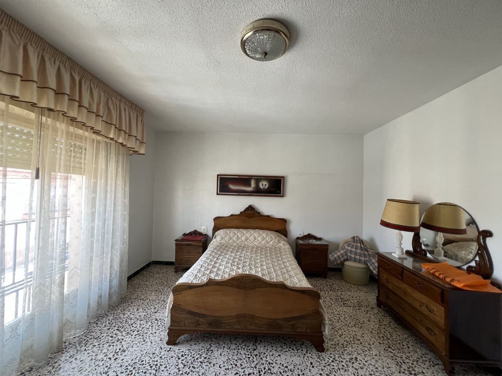 4 bedroom Townhouse for sale in Pinoso with pool - € 105,000 (Ref: 8669107)