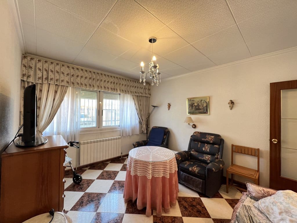 4 bedroom Townhouse for sale in Pinoso with pool - € 105,000 (Ref: 8669107)