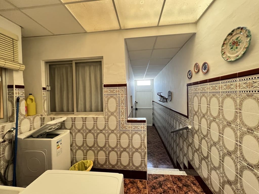 4 bedroom Townhouse for sale in Pinoso with pool - € 105,000 (Ref: 8669107)