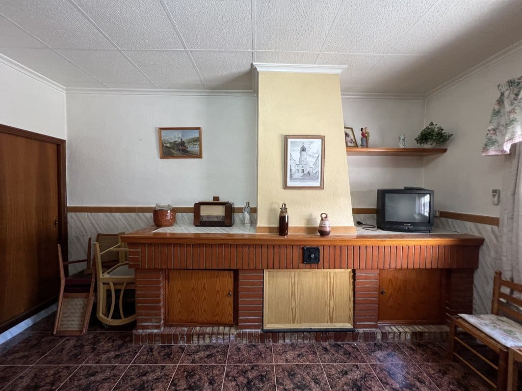 4 bedroom Townhouse for sale in Pinoso with pool - € 105,000 (Ref: 8669107)