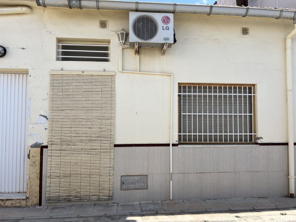 4 bedroom Townhouse for sale in Pinoso with pool - € 105,000 (Ref: 8669107)