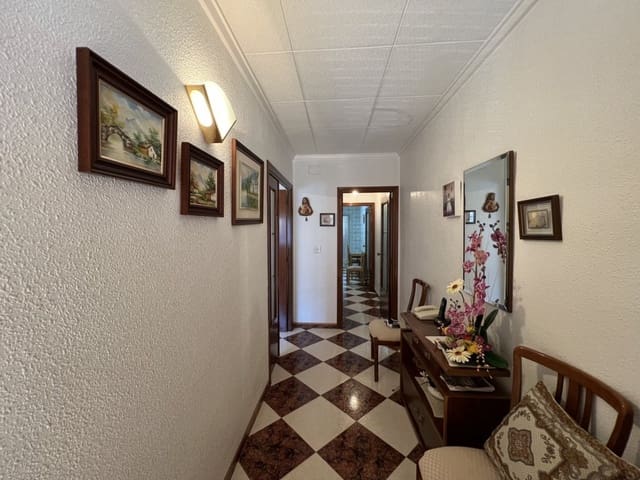 4 bedroom Townhouse for sale in Pinoso with pool - € 105,000 (Ref: 8669107)