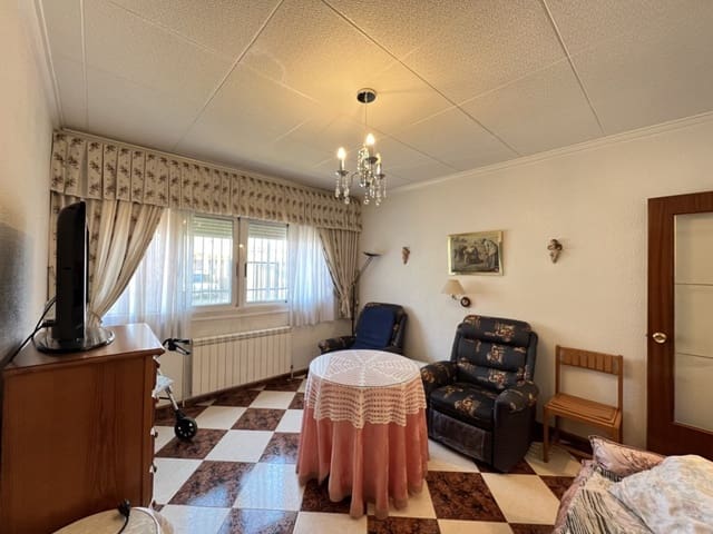 4 bedroom Townhouse for sale in Pinoso with pool - € 105,000 (Ref: 8669107)