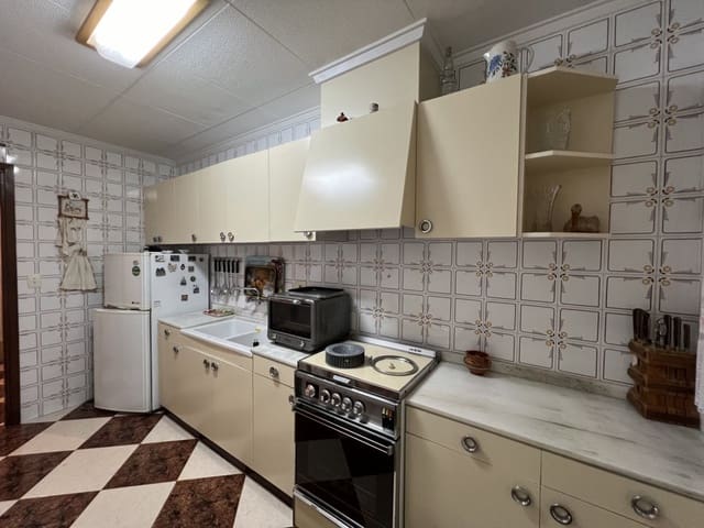 4 bedroom Townhouse for sale in Pinoso with pool - € 105,000 (Ref: 8669107)