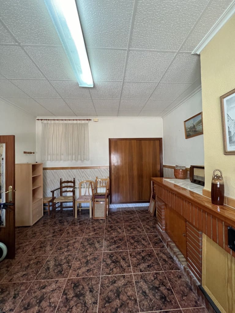 4 bedroom Townhouse for sale in Pinoso with pool - € 105,000 (Ref: 8669107)