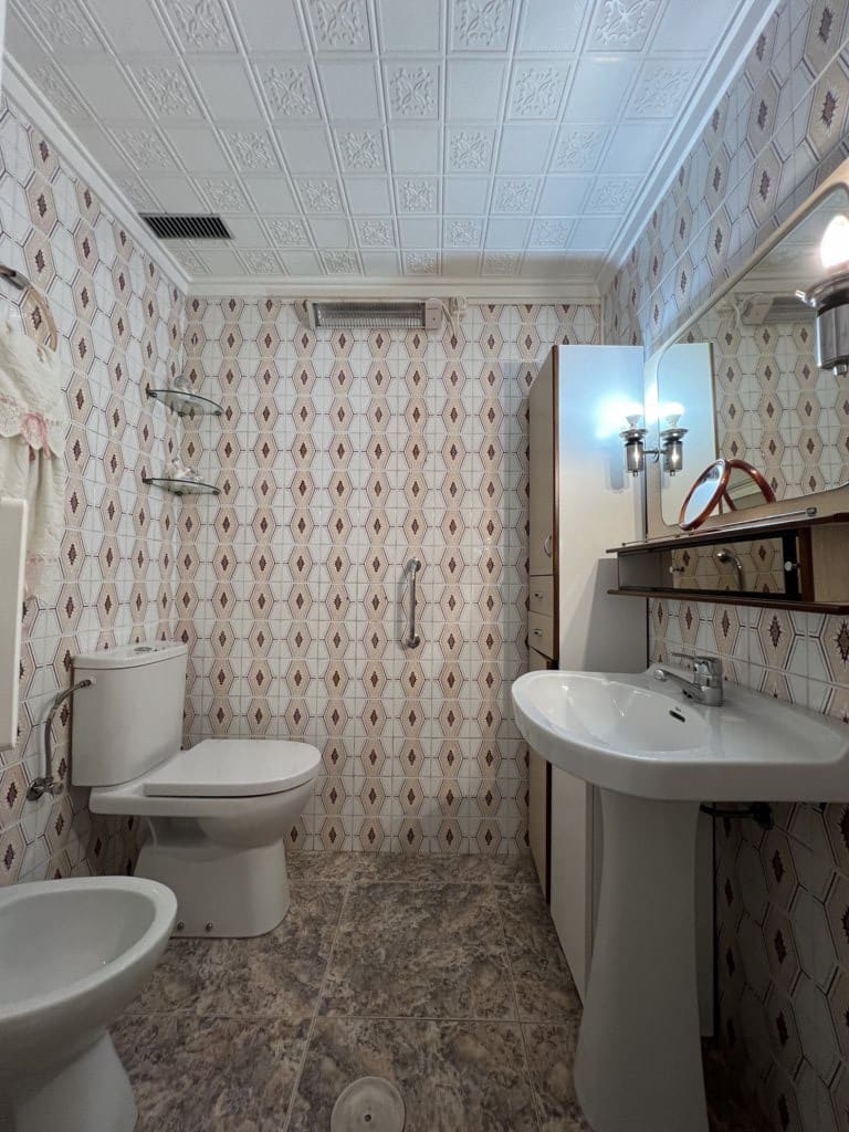 4 bedroom Townhouse for sale in Pinoso with pool - € 105,000 (Ref: 8669107)