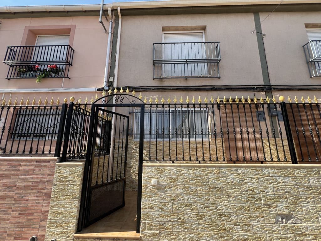 4 bedroom Townhouse for sale in Pinoso with pool - € 105,000 (Ref: 8669107)