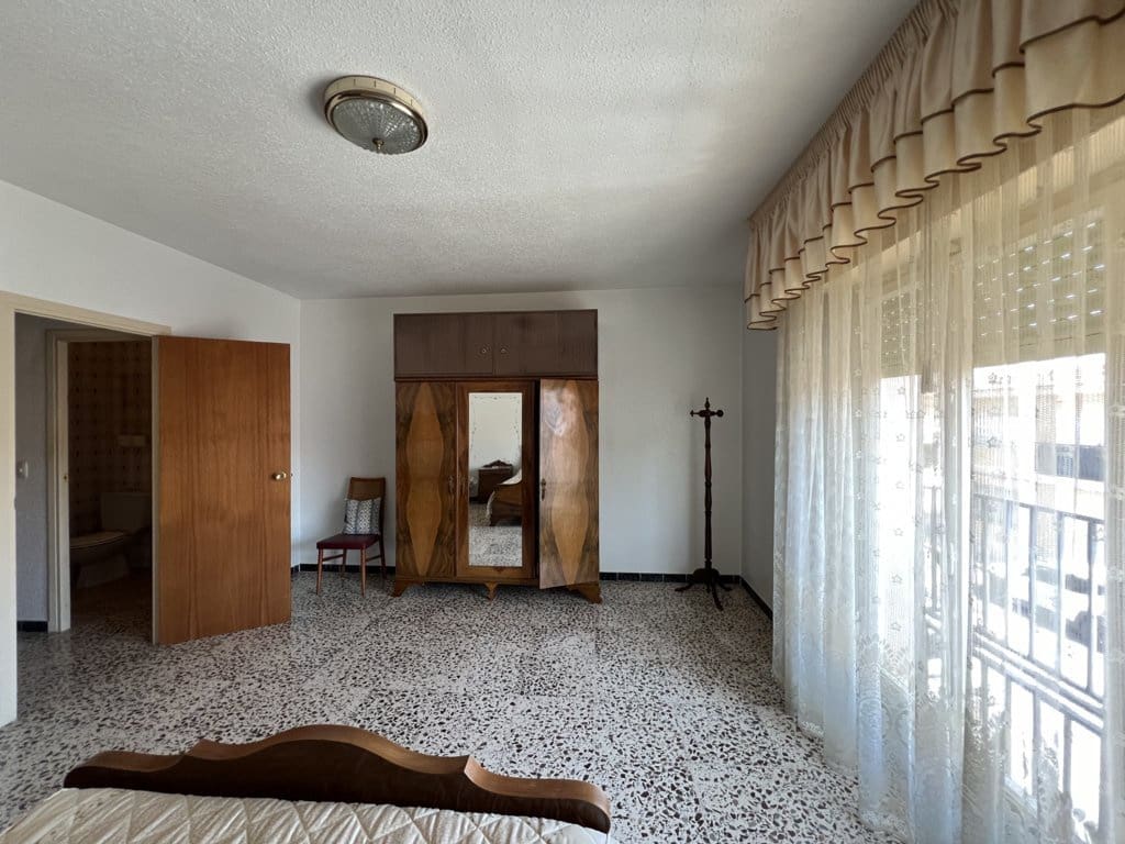 4 bedroom Townhouse for sale in Pinoso with pool - € 105,000 (Ref: 8669107)