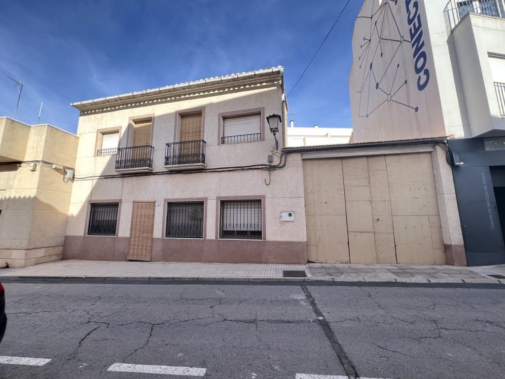 6 bedroom Townhouse for sale in Pinoso with pool - € 155,000 (Ref: 8757010)