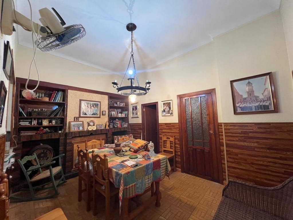 6 bedroom Townhouse for sale in Pinoso with pool - € 155,000 (Ref: 8757010)