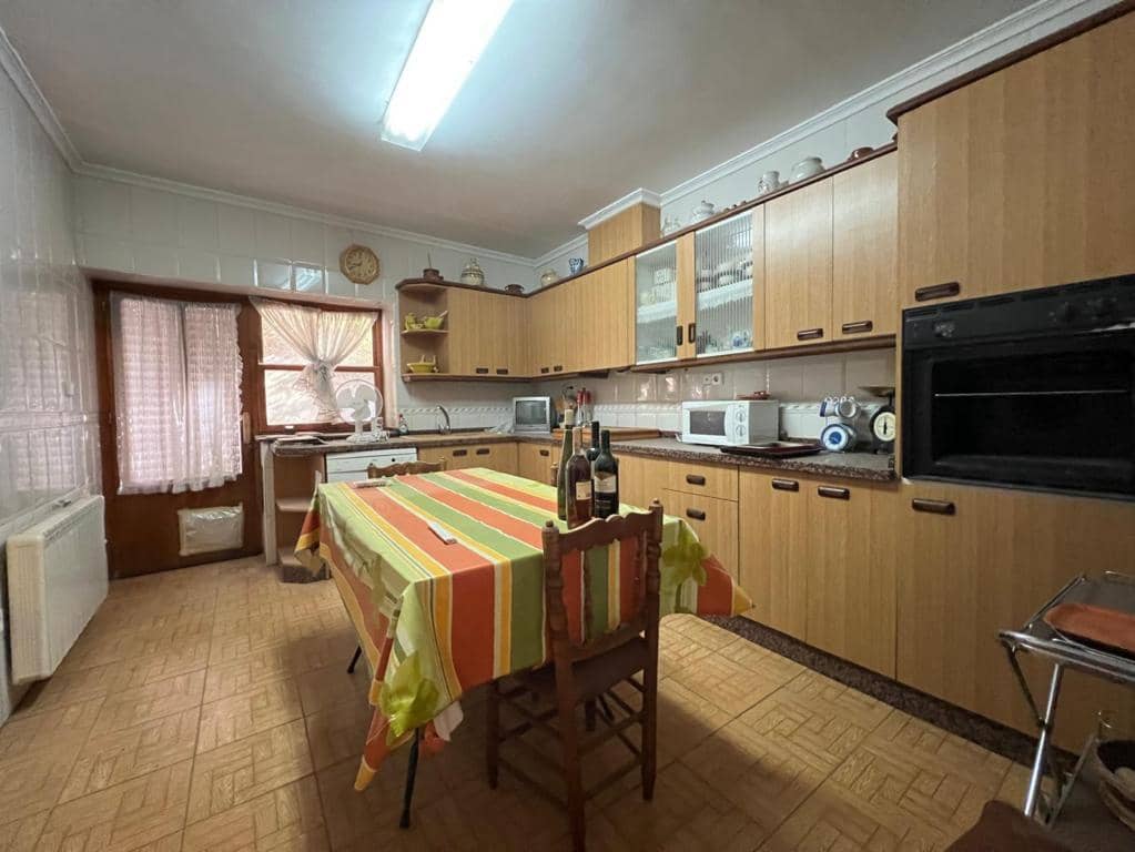 6 bedroom Townhouse for sale in Pinoso with pool - € 155,000 (Ref: 8757010)