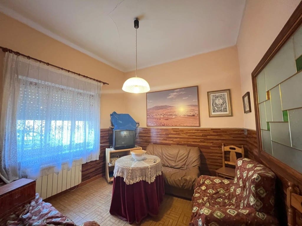 6 bedroom Townhouse for sale in Pinoso with pool - € 155,000 (Ref: 8757010)