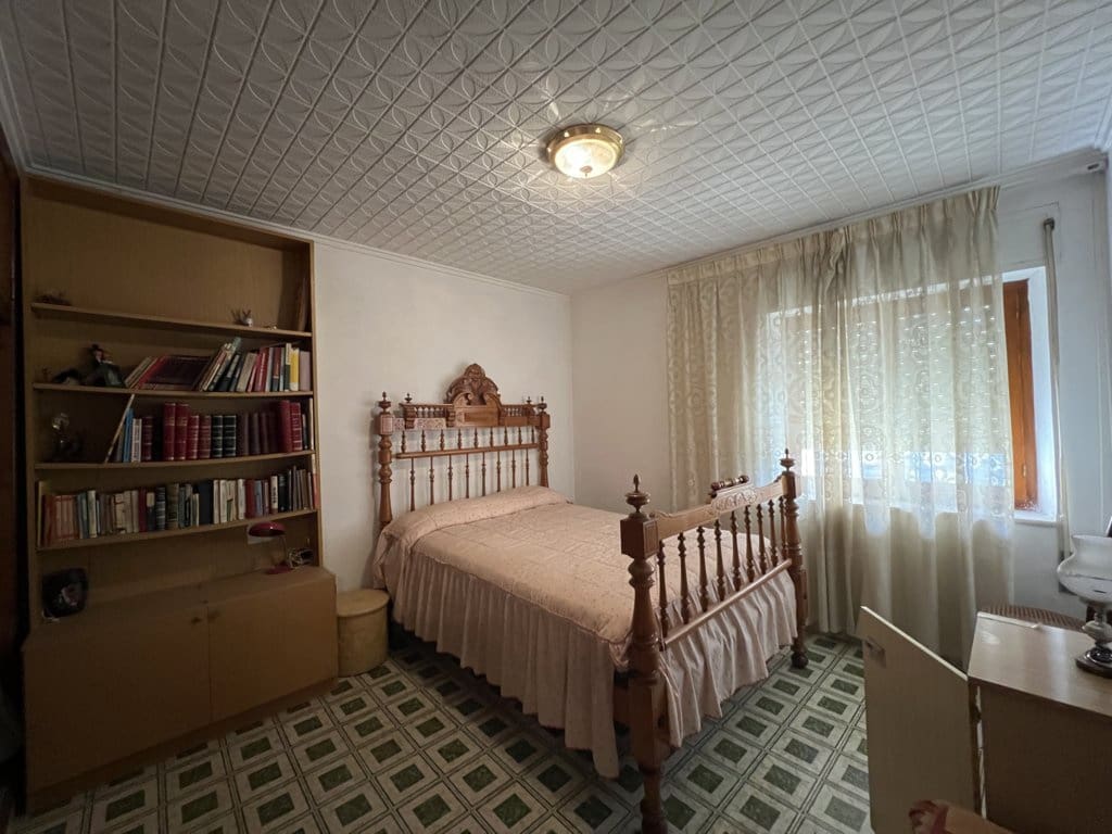 6 bedroom Townhouse for sale in Pinoso with pool - € 155,000 (Ref: 8757010)