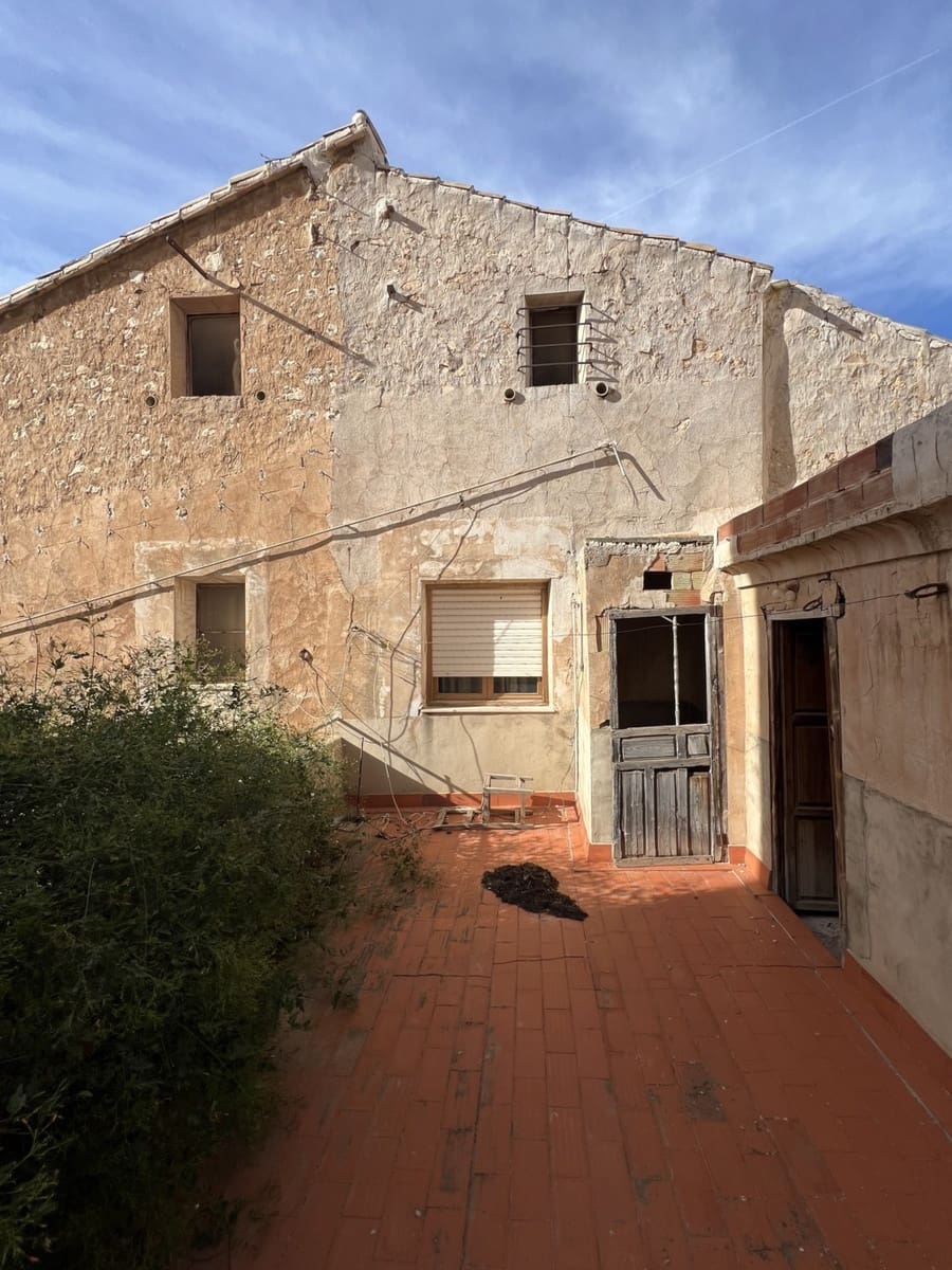 6 bedroom Townhouse for sale in Pinoso with pool - € 155,000 (Ref: 8757010)