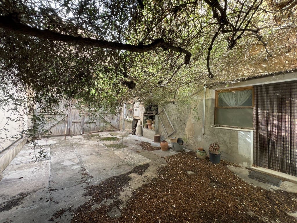 6 bedroom Townhouse for sale in Pinoso with pool - € 155,000 (Ref: 8757010)