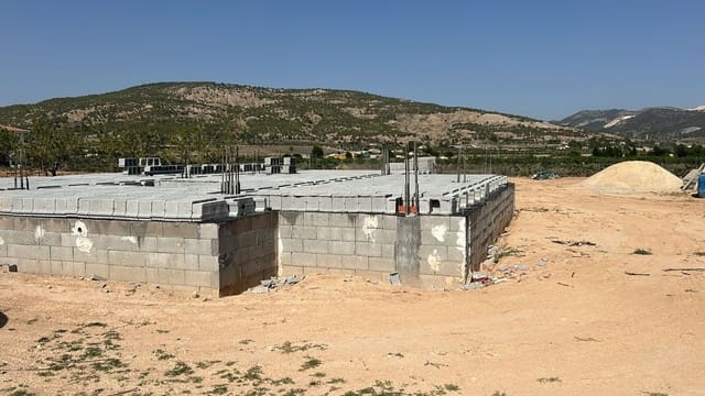 3 slaapkamer Villa te koop in Pinoso met zwembad - € 392.709 (Ref: 8759055)