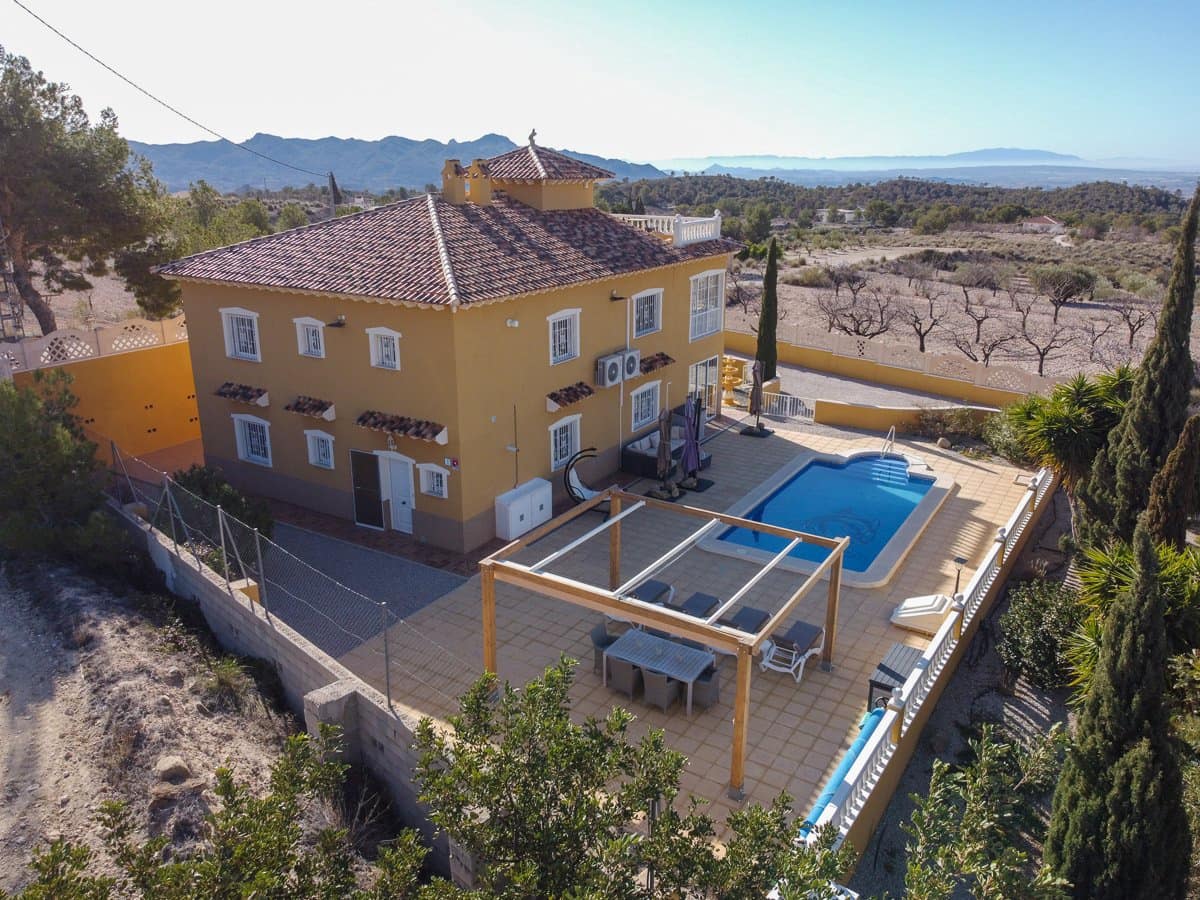 6 soverom Villa til salgs i Macisvenda med svømmebasseng - € 544 500 (Ref: 8787221)