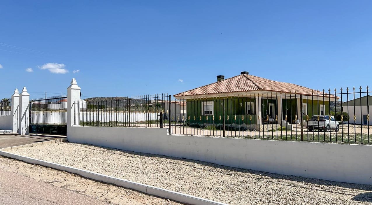 3 bedroom Villa for sale in Pinoso with pool - € 510,000 (Ref: 8981123)