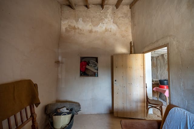 2 bedroom Cave House for sale in Raspay, Yecla with pool - € 46,000 (Ref: 9004078)