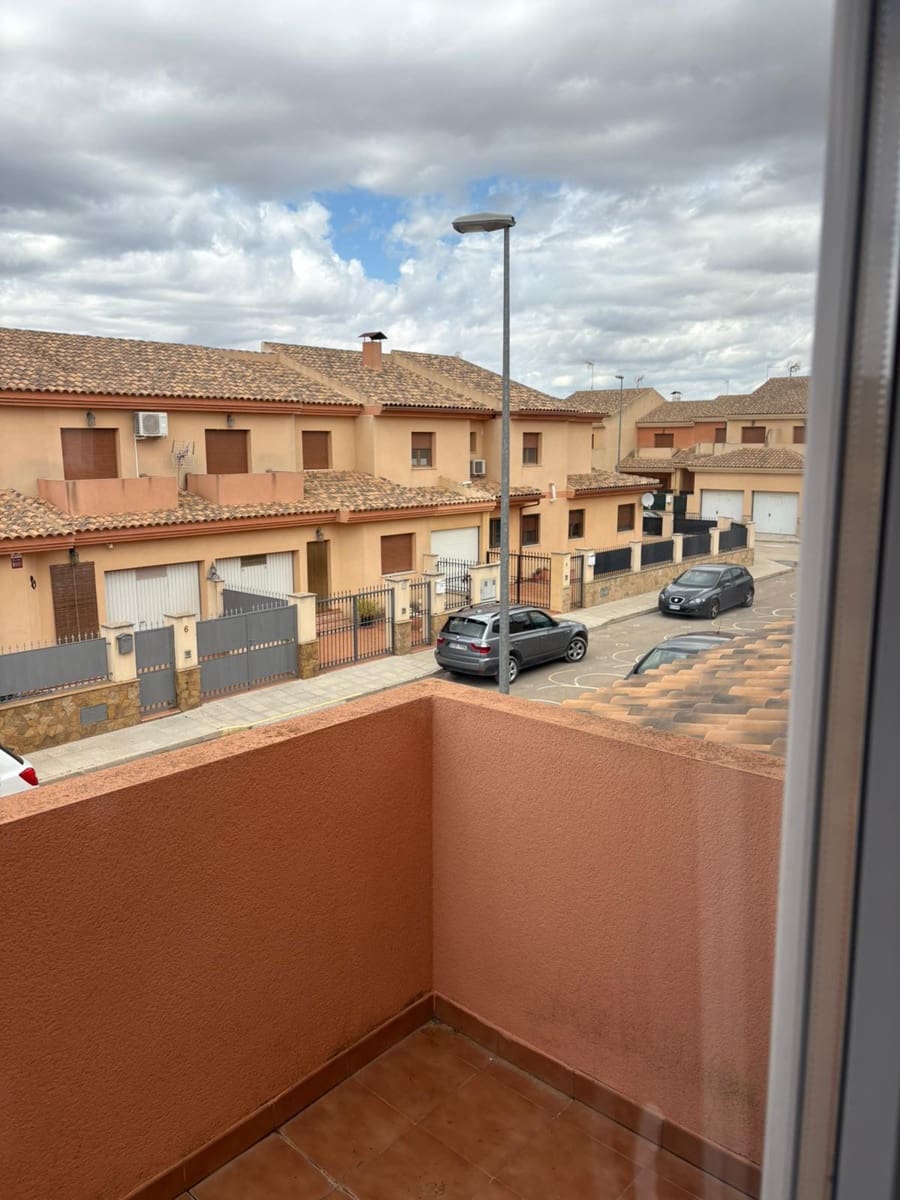 4 bedroom Townhouse for sale in Pinoso with pool - € 175,000 (Ref: 9043837)