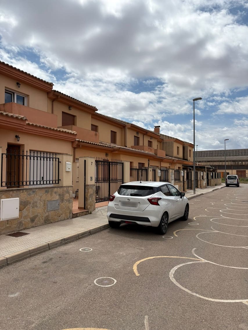 4 bedroom Townhouse for sale in Pinoso with pool - € 175,000 (Ref: 9043837)