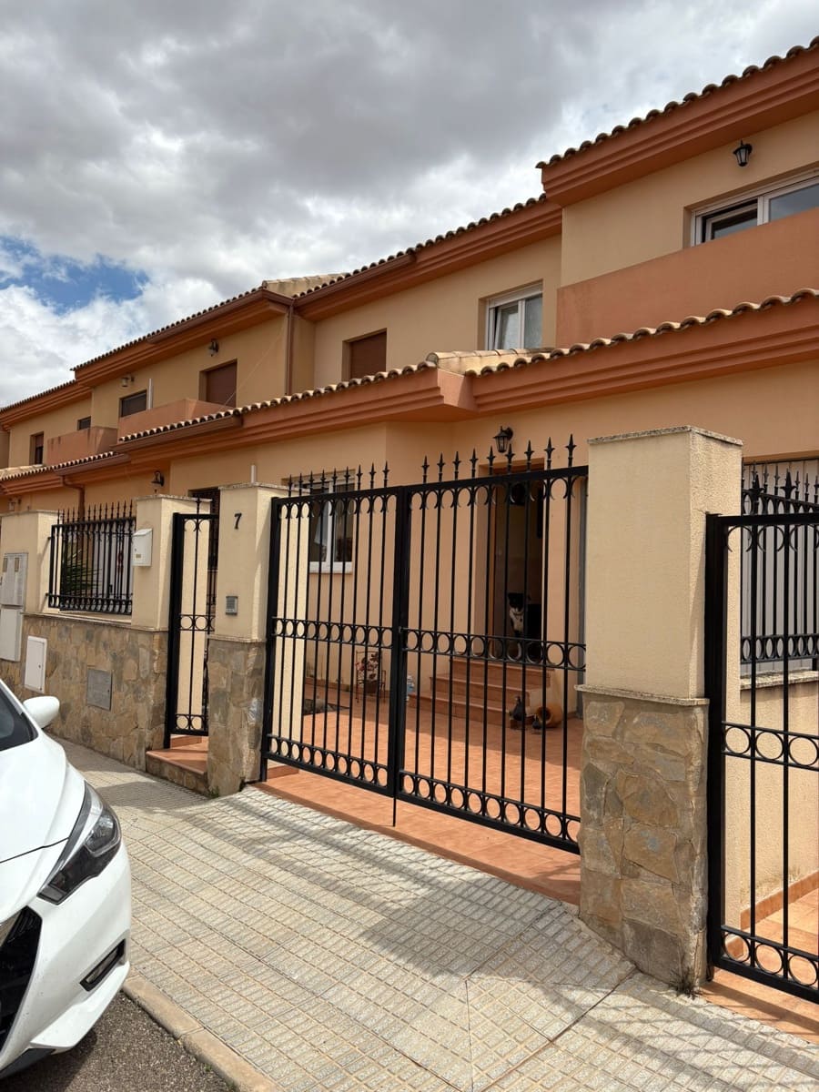 4 bedroom Townhouse for sale in Pinoso with pool - € 175,000 (Ref: 9043837)