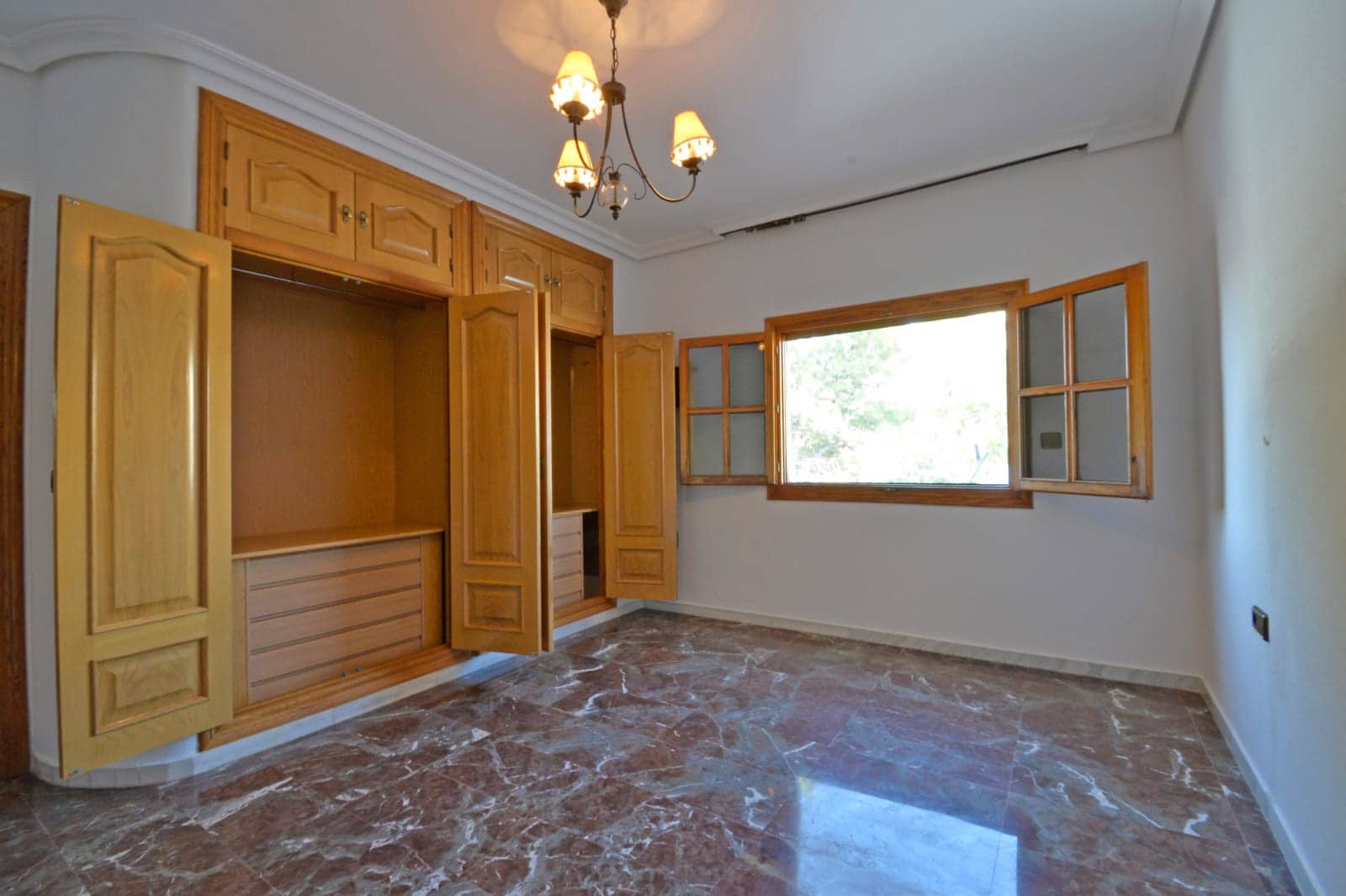 4 soveværelse Byhus til salg i Sax med swimmingpool - € 249.000 (Ref: 9194269)