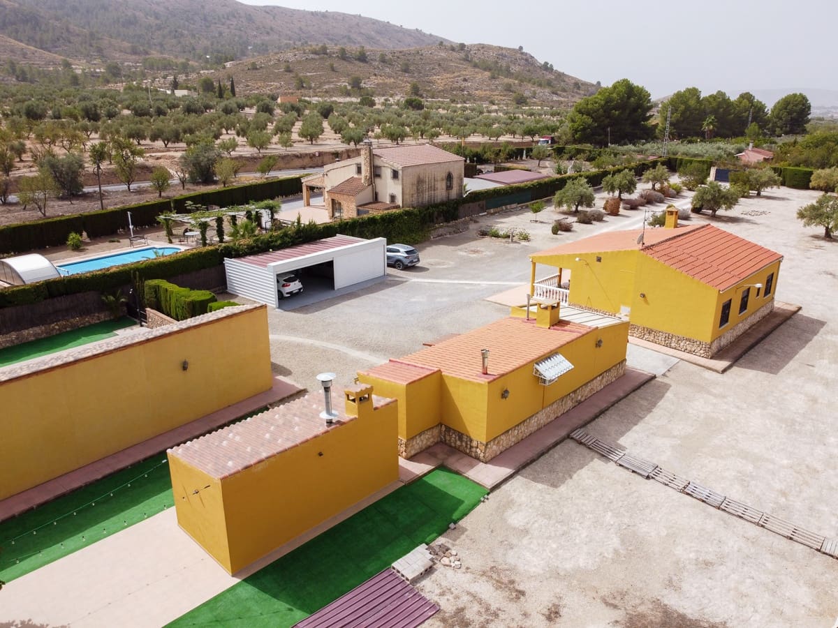 5 bedroom Villa for sale in Villena with pool - € 449,000 (Ref: 9207757)