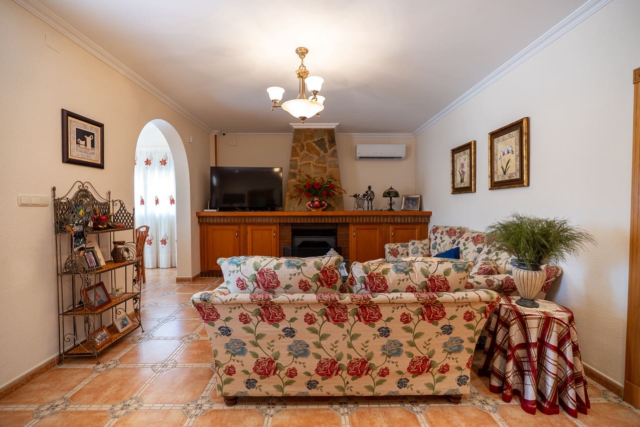 5 bedroom Villa for sale in Villena with pool - € 449,000 (Ref: 9207757)