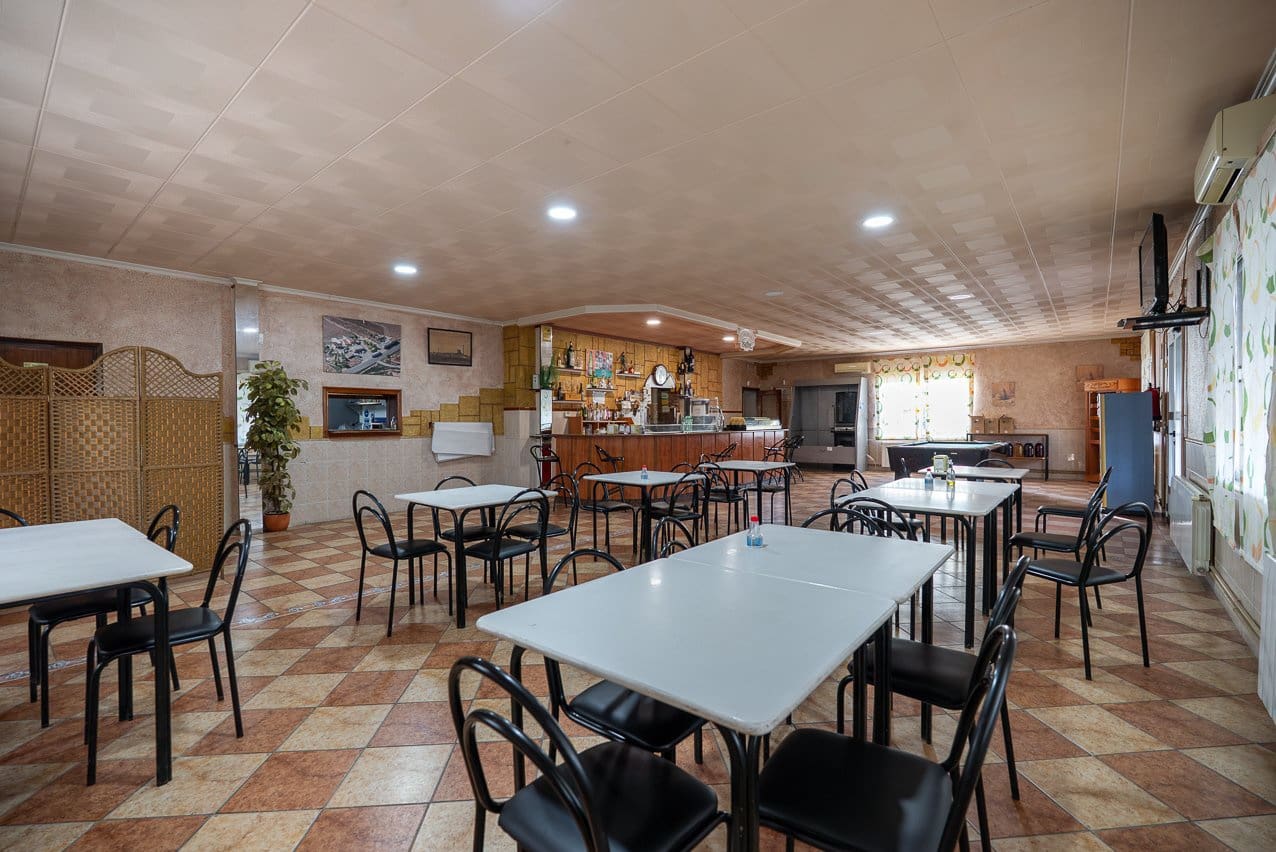 Restaurant/Bar til salgs i Pinoso med svømmebasseng - € 480 000 (Ref: 9216773)