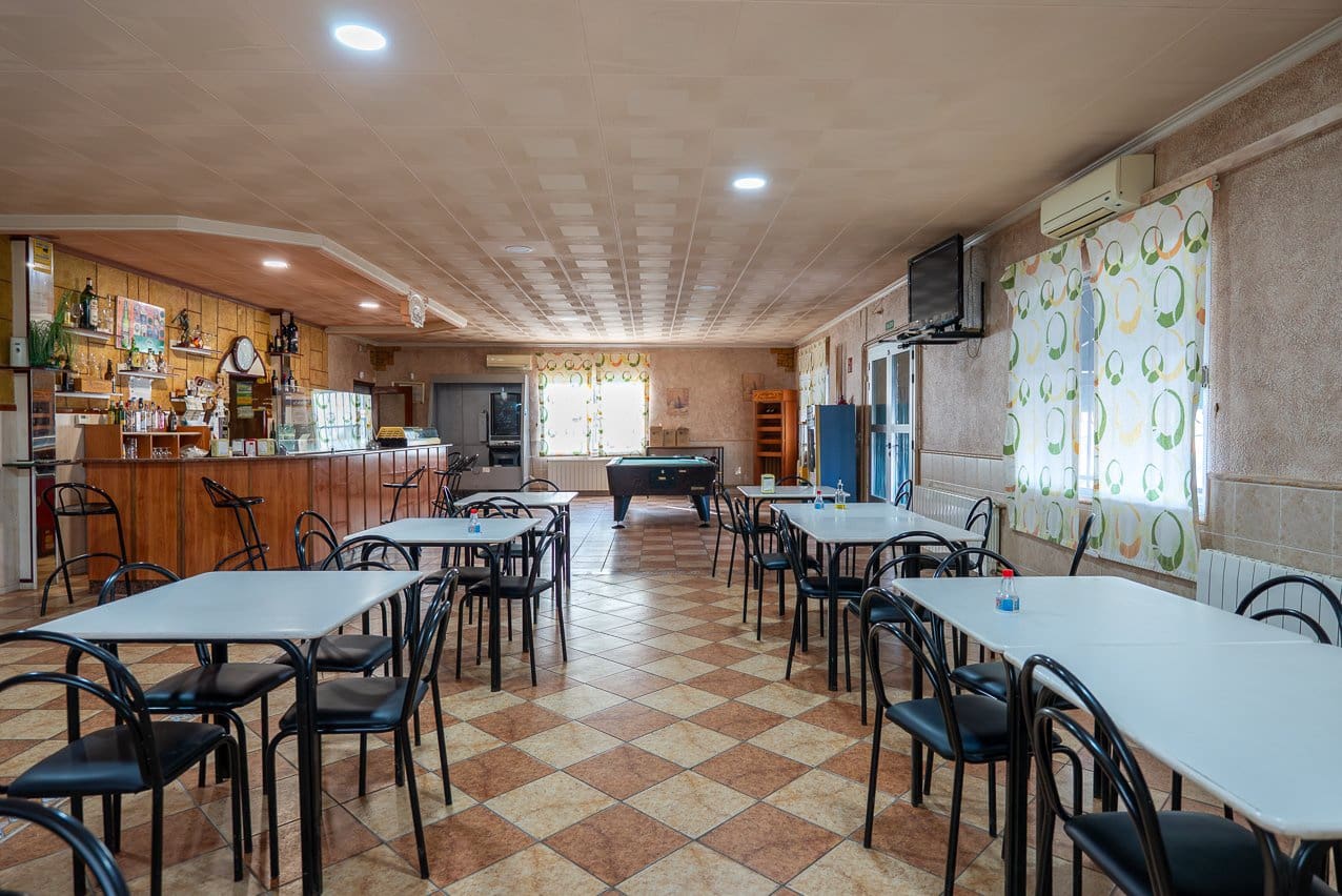 Restaurant/Bar til salgs i Pinoso med svømmebasseng - € 480 000 (Ref: 9216773)