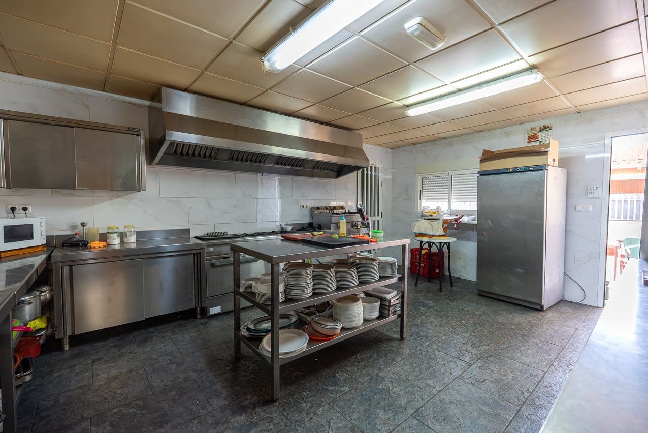 Restaurant/Bar til salgs i Pinoso med svømmebasseng - € 480 000 (Ref: 9216773)