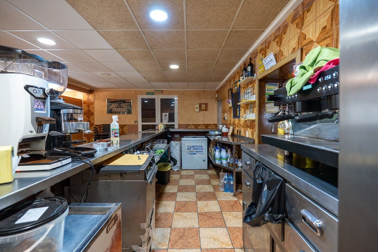 Restaurant/Bar til salgs i Pinoso med svømmebasseng - € 480 000 (Ref: 9216773)