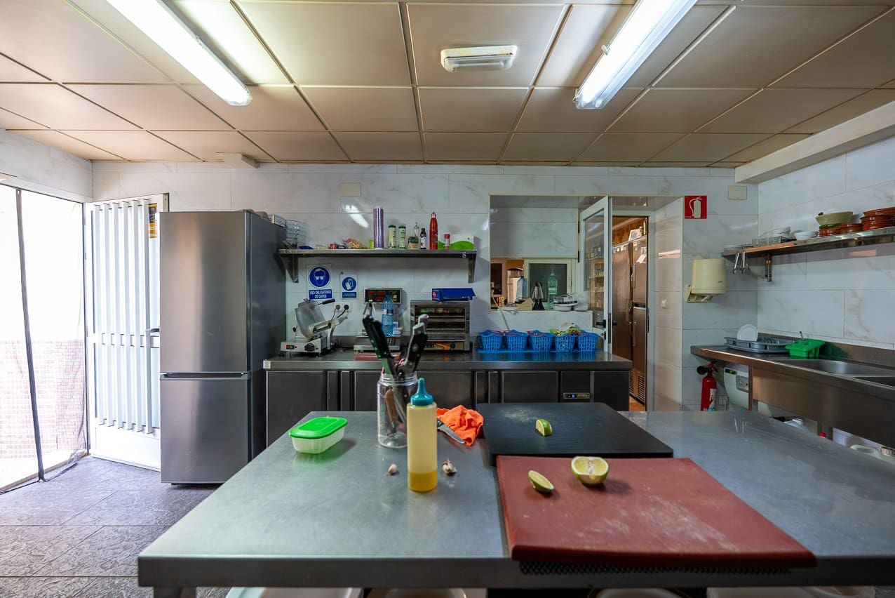 Restaurant/Bar til salgs i Pinoso med svømmebasseng - € 480 000 (Ref: 9216773)